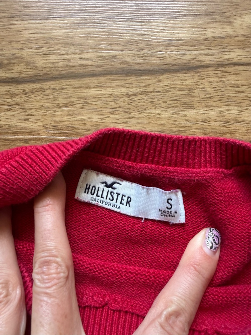 Hollister Red Crewneck Sweater Size Small Lightweight Knit Logo Casual Top Y2K - Picture 3 of 5